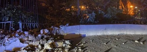 В центре Одессы BMW снес ограждение и вылетел к морю (фото, видео)