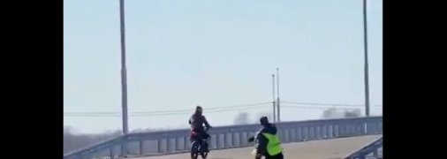 Под Новосибирском инспектор полиции во время погони за байкером пошел "ва-банк": видео фиаско