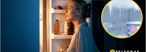 Жінка дивиться у холодильник