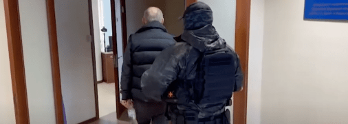 Злочинця привезли у міграційну службу