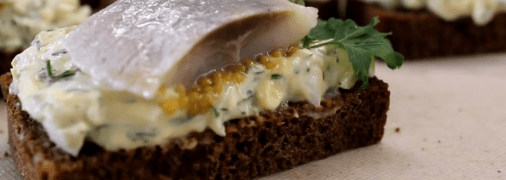 Бутерброды с селедкой и яичной намазкой