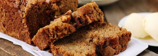 Ніжний кекс із яблуками, горіхами та корицею