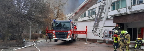 Під ракетний удар потрапило підприємство у Києві, виникла велика пожежа: ексклюзивні фото та відео
