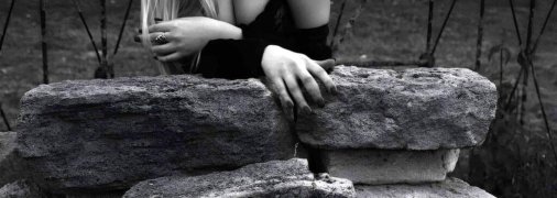 Эротическая фотосессия на кладбище