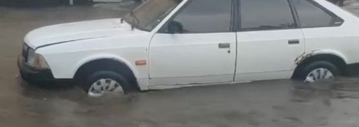 "Фонтани з доставкою": по центру Харкова плавають авто і "тонуть" житлові будинки (відео)