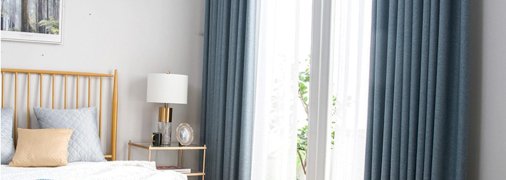 Штори в кімнаті