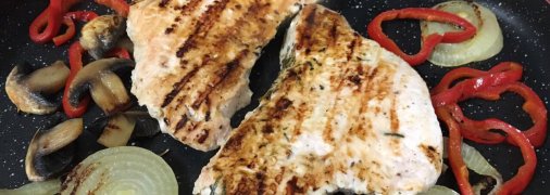 Филе индейки в лимонном маринаде с розмарином.