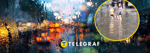 Діти стоять по коліна у воді через сильну зливу