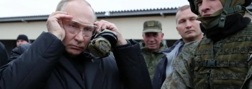 Одна из фотографий путина, где на его руке заметили следы от внутривенных уколов