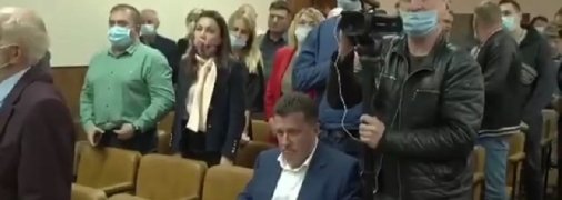 Демонстративно сидів і "шарився" в телефоні: скандальний нардеп Яценко ігнорував гімн України (відео)