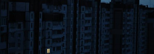 Одинокое окно со светом в Киеве во время отключений
