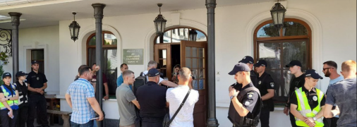 Один из корпусов Нижней лавры, где забаррикадировались верующие