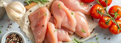 Куриное филе – универсальный ингредиент для многих блюд (изображение создано с помощью ИИ)