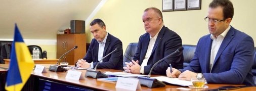 На фото Петро Котін  посередині