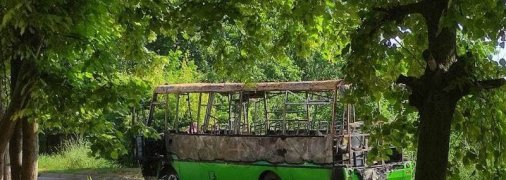 Від маршрутки залишився тільки корпус: в Харкові на ходу загорівся автобус з пасажирами (фото, відео)