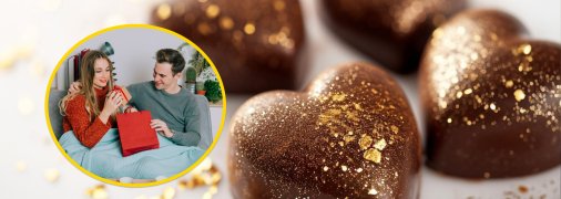 Женщина и мужчина, конфеты