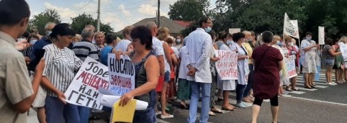 На Харьковщине медики перекрыли киевскую трассу из-за трехмесячной задолженности по зарплате (фото)
