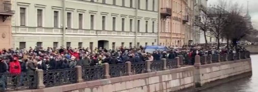 Тысячи людей скандируют "Путин – убийца!": видео из Москвы и Петербурга