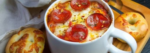 Пицца в чашке станет отличным вариантом быстрого завтрака (изображение создано с помощью ИИ).