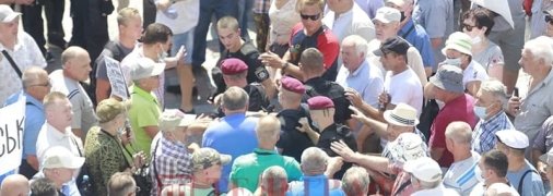 Ветерани МВС спробували прорватися в Раду: фото і відео сутичок