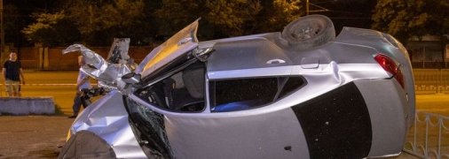 В Днепре Volkswagen вылетел на тротуар, врезался в магазин и перевернулся: пассажиров забрала "скорая" (фото, видео)