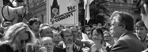 Київ, 24 серпня 1991 року. Один з авторів Акту про проголошення незалежності України, народний депутат України Левко Лук'яненко серед киян після голосування. Фото: Українське радіо