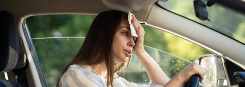 Солнце и духота в автомобиле снижают концентрацию водителя
