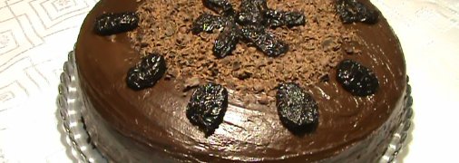 Шоколадный торт с черносливом (видео-рецепт)