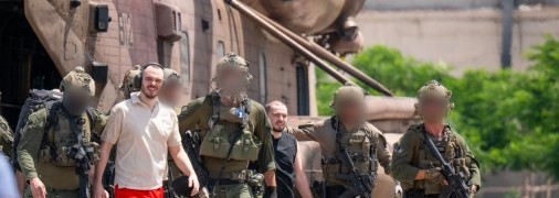 Заложники выходят из вертолета