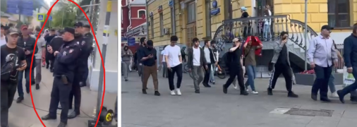 Полицейский во время митинга проверяет смартфон и делает вид, что его это не касается