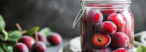 Маринованные сливы станут отличным вариантом начинки к пирогам и закуской (изображение создано с помощью ИИ)