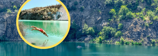 Вода у кар'єрі кришталево чиста і має бірюзовий відтінок