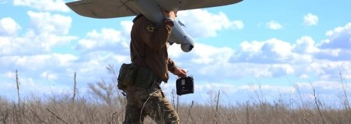 Український військовий з дроном