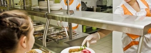 Стала известна причина отравления детей в школьной столовой