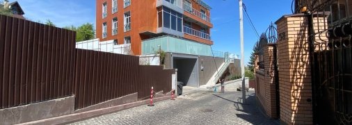 Фактически 5-этажное здание построено на элитном Печерске