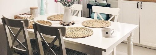 Чому не можна витирати стіл рукою