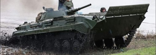 Українські воїни долають водяну перешкоду