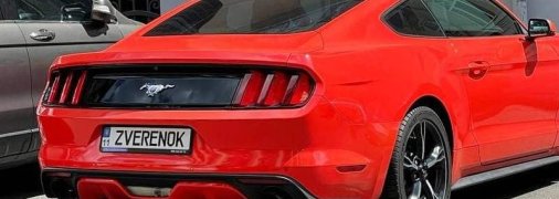 "Какое безвкусие": алый Mustang на парковке у бюджетного комитета Рады насмешил сеть (фото)