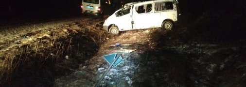 На Харьковщине автомобиль слетел в кювет и перевернулся, погибла женщина (фото)