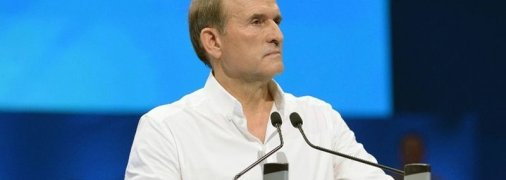 Радио Свобода констатирует, что Зеленский ввел санкции против влиятельного политика Виктора Медведчука, который является близким к президенту РФ Путину