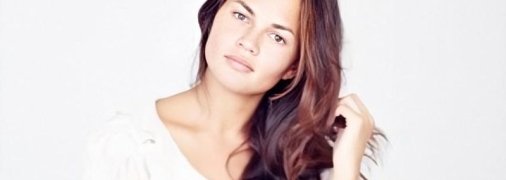 Крисси Тейген намерена вновь уменьшить грудь