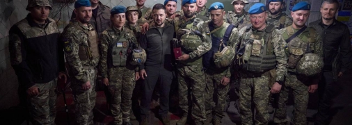 В отличие от бункерного деда Зеленский не боится приезжать на фронт