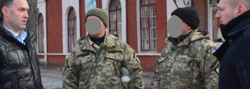 Дмитро Терзов вручає допомогу ЗСУ у 2014-му