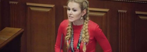 "Мать драконов": нардеп поразила сеть ярким нарядом в Раде (фото)