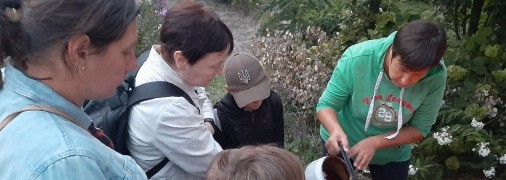 Людмила Теймуразян дает мастер-класс по изготовлению окопных свечей