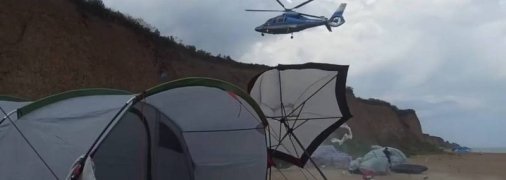 "От потока ветра палатки сровняло с землей": под Одессой "вертолет олигарха" испортил людям отдых (видео)