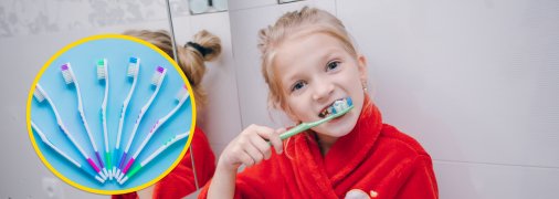 Дівчинка чистить зуби