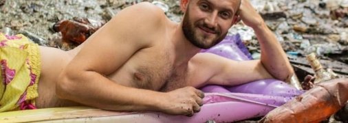 Шуточная фотосессия экоактивиста с важным смыслом и призывом задуматься