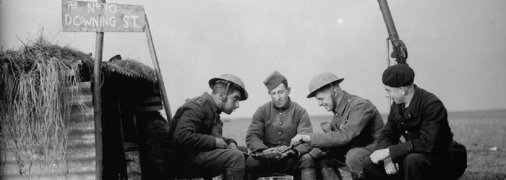 Британська армія у Франції. Військовослужбовці британської армії та французьких ВПС біля бліндажа під назвою "Даунінг-стріт, 10" на краю аеродрому, 28 листопада 1939 року