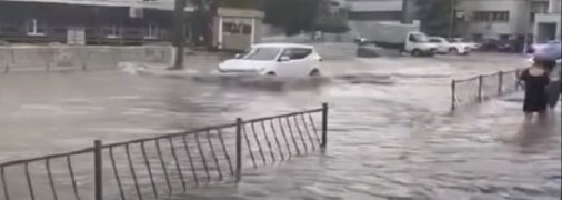 В Симферополе из-за ливня "поплыл" железнодорожный вокзал